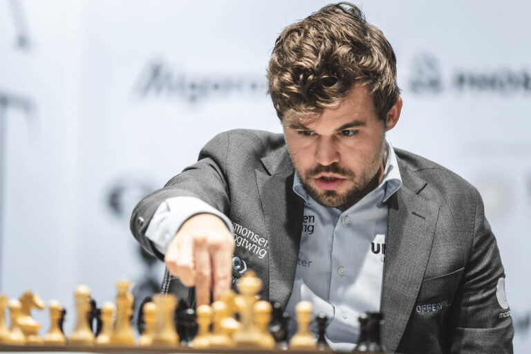 Carlsen bảo vệ ngôi vua cờ lần 4